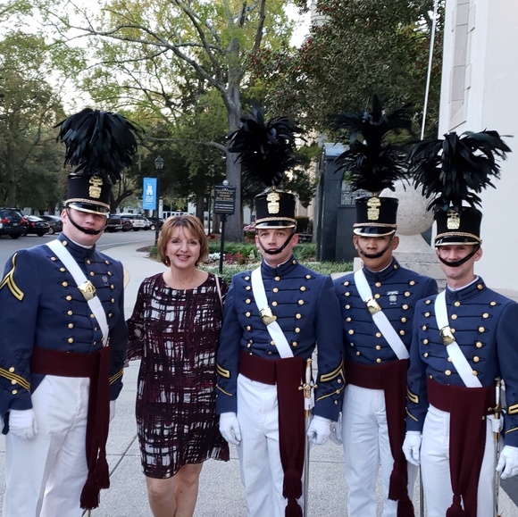 Meet your Posher, Lisa - Picture 1 of 4